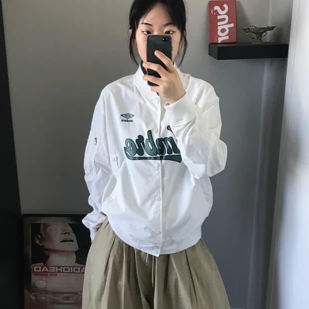 엄브로 중앙 스펠아웃 화이트 나일론 바시티 자켓