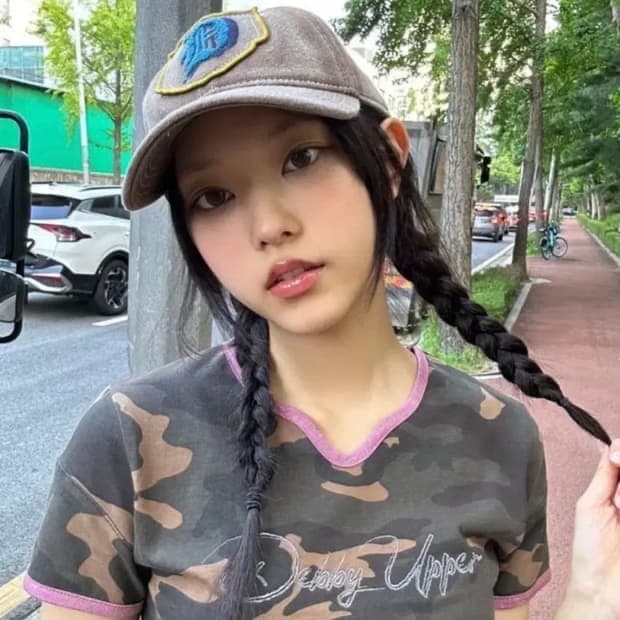 데비어퍼 카모 티셔츠 DEVON CAMO EMBROIDERY 뉴진스 해린