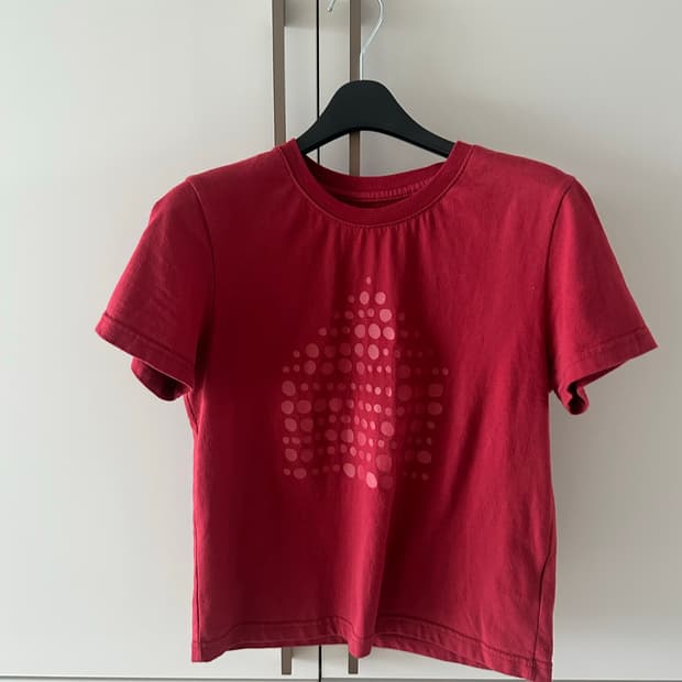 SUAH 1/2 Haus Dot Tee / Red