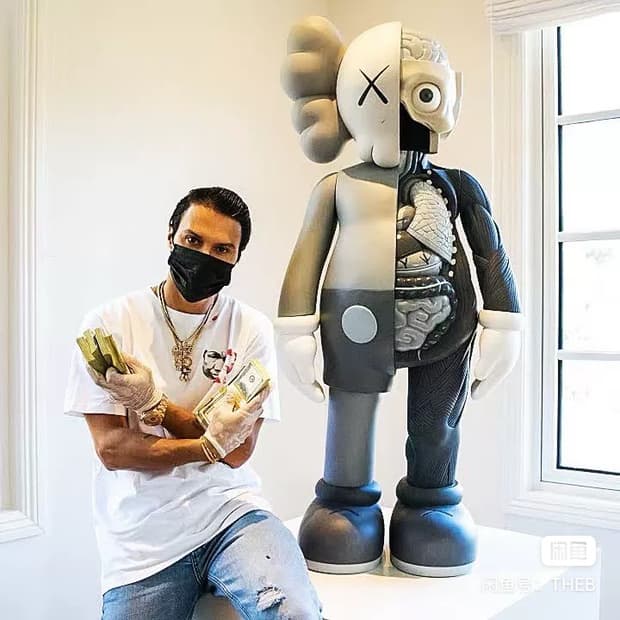 KAWS 제작 대형 카우스 아트 토이