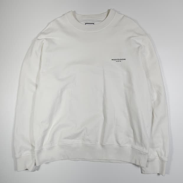 우영미 스퀘어 라벨 화이트 맨투맨 