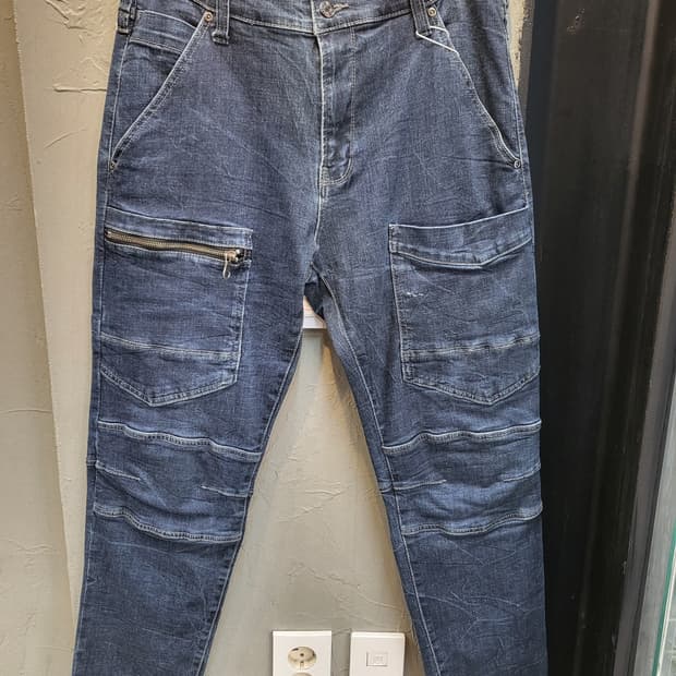 WAGENYA 브랜드의 데님 카고 팬츠