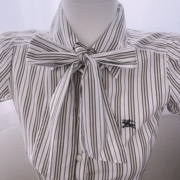 대대장!!) Burberry 블루라벨 라떼갸루 리본 블라우스