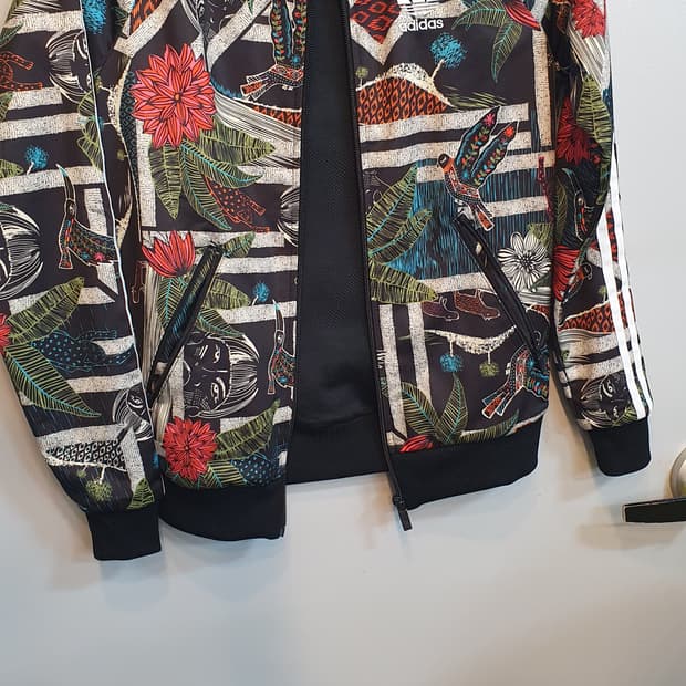 아디다스 플라워 패턴 트랙탑85상태굿굿
상태최상입니다