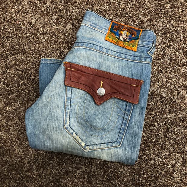 트루릴리전 월드투어 레더 포켓 플레어 부츠컷 데님 팬츠