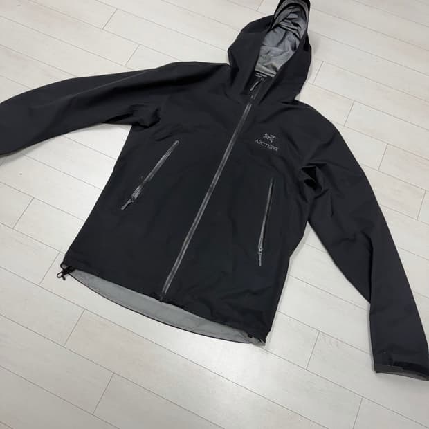 아크테릭스 베타 M 사이즈 블랙  사용감이 많습니다 ... 그래서 크림에