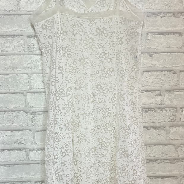 Sleeveless long skirt