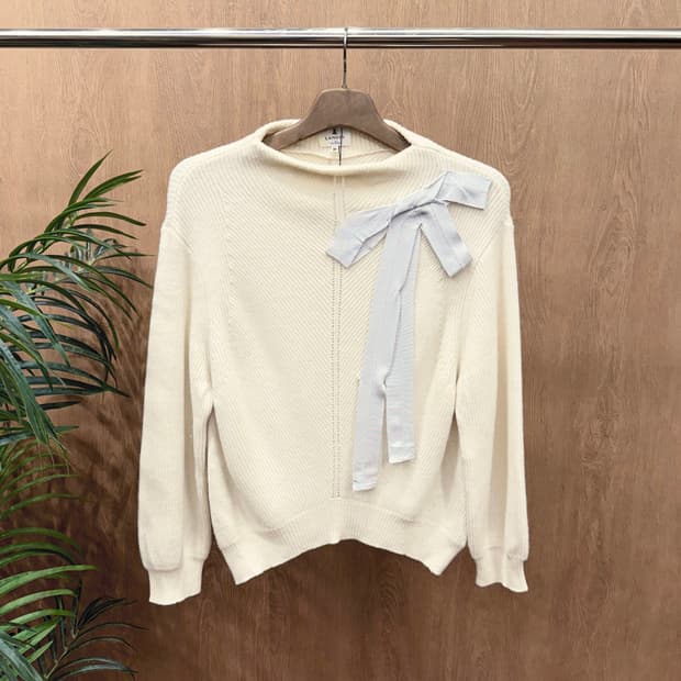 랑방 온 블루 하프넥 긴팔 울 니트 세로 립 블루 리본 디테일 아이보리