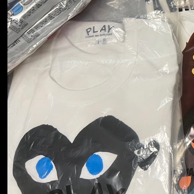 꼼데가르송 블랙하트 블루아이 티셔츠