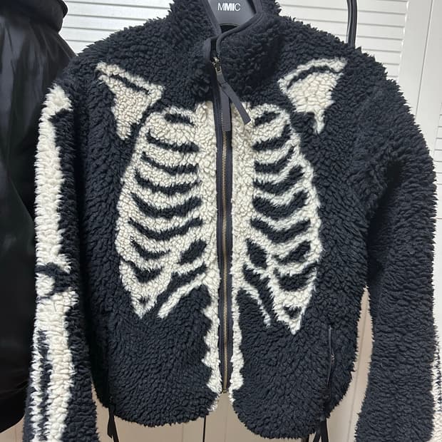 캐피탈 본 패턴 보아 플리스자켓