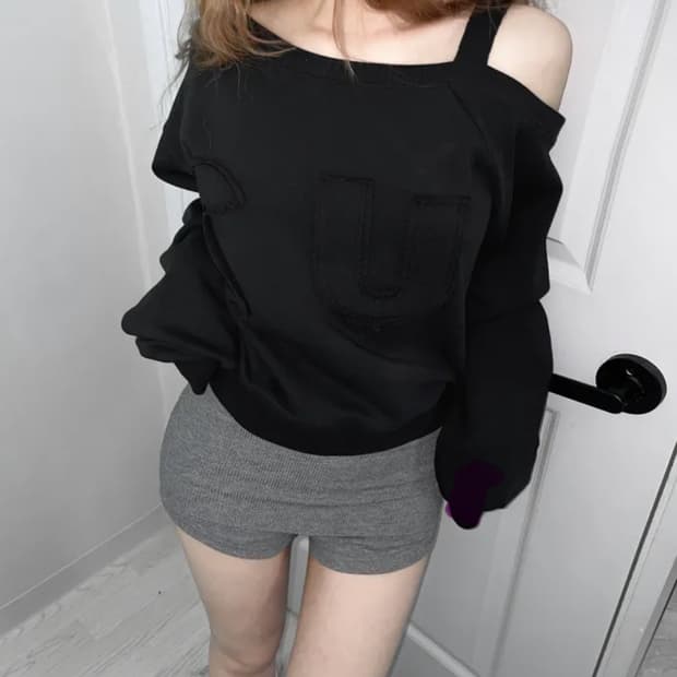 패치 원숄더 언발 세미 크롭 맨투맨 