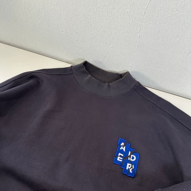 A2 아더에러 차콜 6주년 모크넥 맨투맨