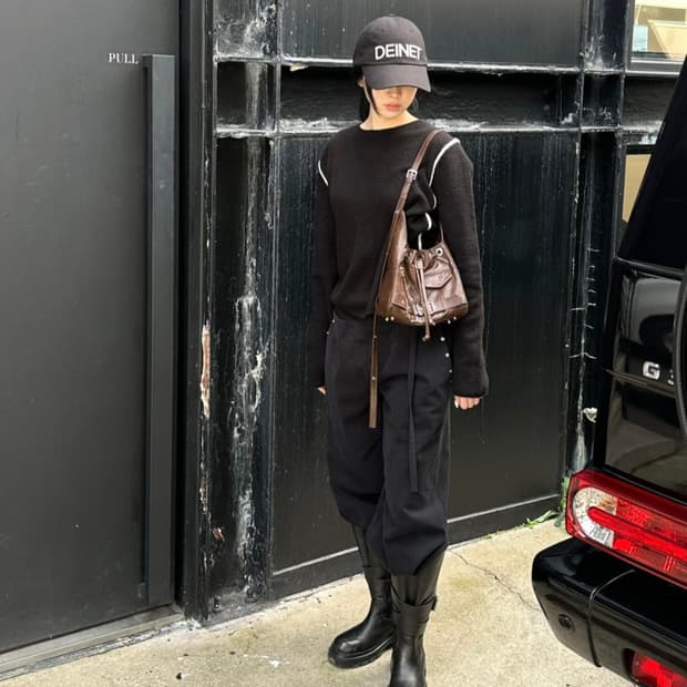 DEINET 다이닛 스터드 벨티드 미니 버킷백 