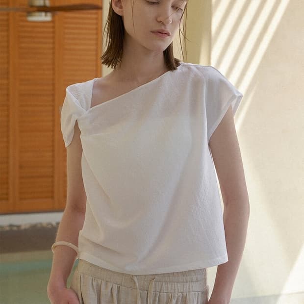 아틀리에 나인 TWIST NECK BUBBLE BLOUSE