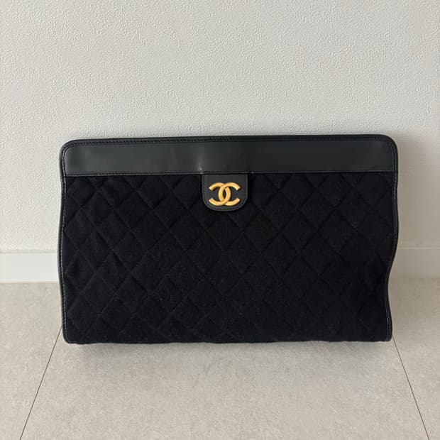 샤넬 블랙 금장 퀼팅 클러치백 