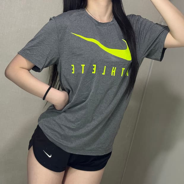 나이키 그레이 형광 빅스우시로고 기능성 반팔티 🩶🍀