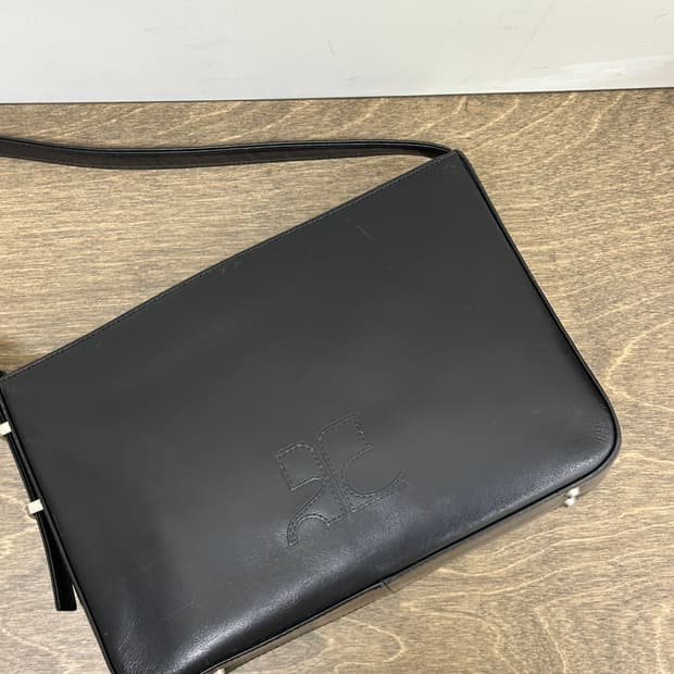 꾸레쥬 블랙 소가죽 숄더백