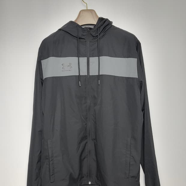 언더아머 바람막이