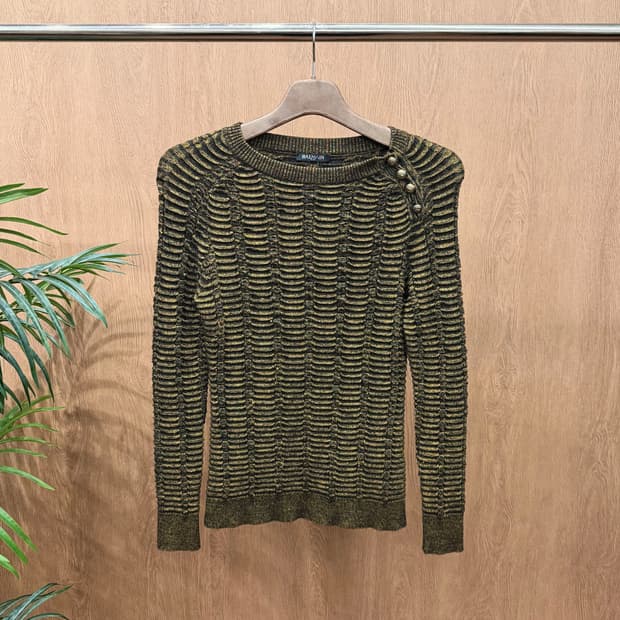 발망 긴팔 니트 골드 메탈릭 립 텍스처 숄더 버튼 디테일 슬림핏 블랙