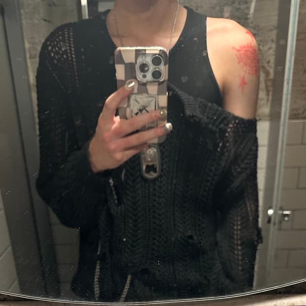 일하다가 삘받아서 가위로 자른 니트