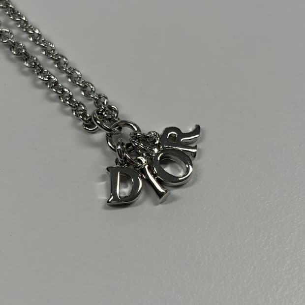 디올 이니셜 달랑이 목걸이