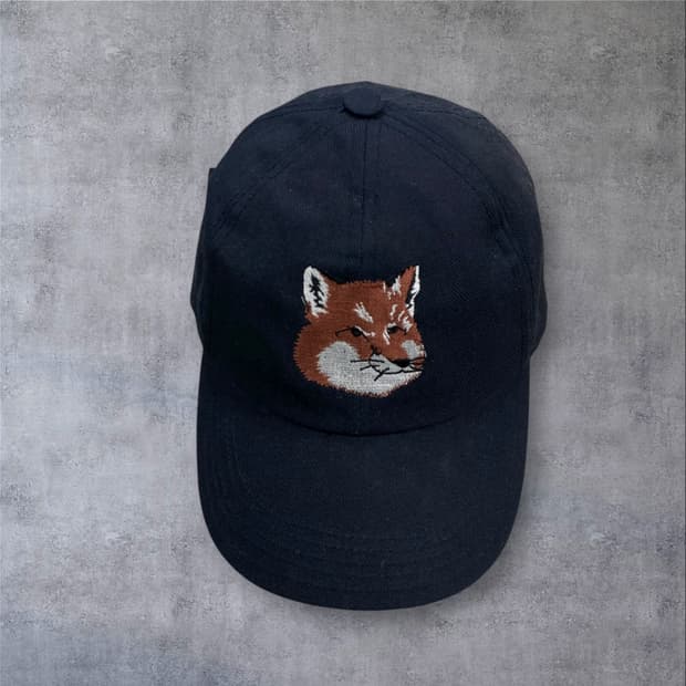 메종키츠네 네이비 컬러 폭스 헤드 자수 로고 볼캡