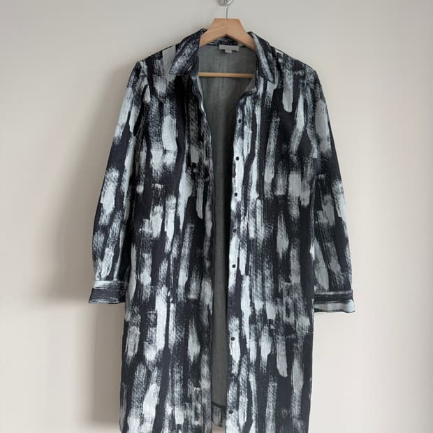 코스(COS) 데님 페인팅 롱 셔츠