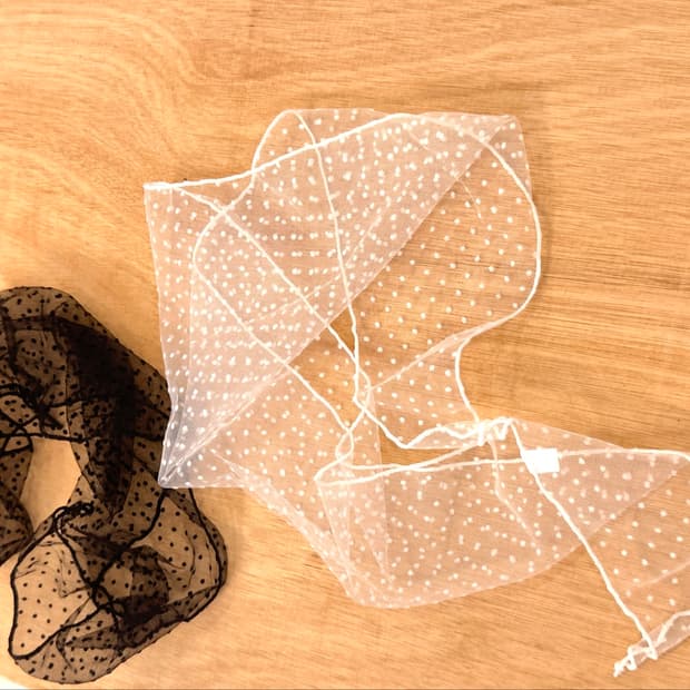 dot triangle scarf (white)