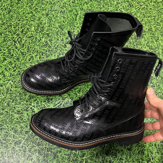 베트멍 x 처치스 음각 레터링 패턴 부츠 구두
