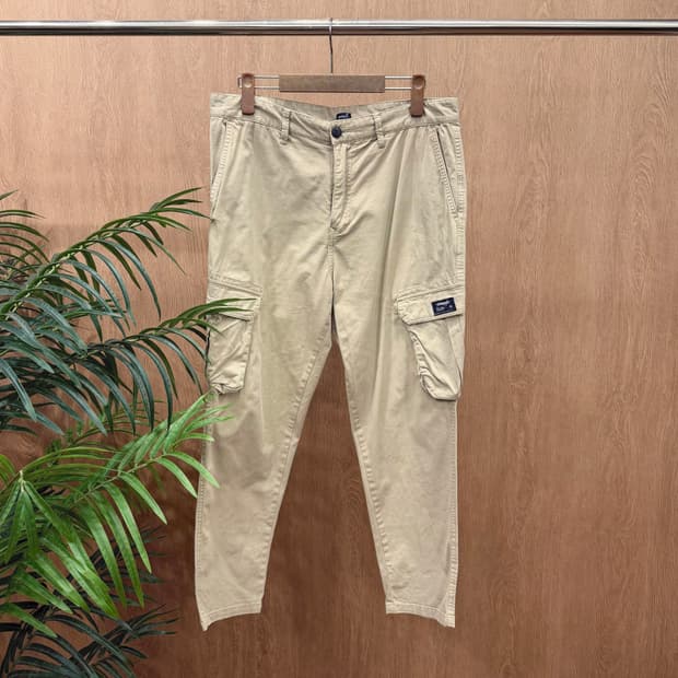 랭글러 카고 팬츠 사이드 플랩 포켓 패치 디테일 슬림 테이퍼드핏 베이지