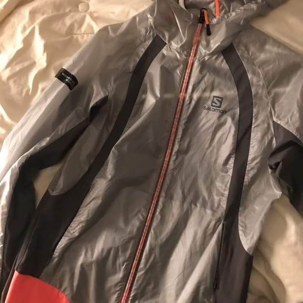 살로몬 회색 바람막이