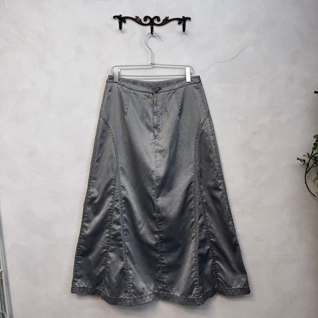 Silver satin line flare long skirt