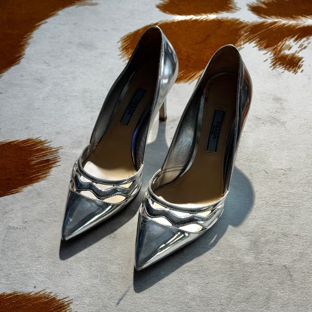 PRADA 프라다 실버 메탈릭 펌프스 힐 35 (230)