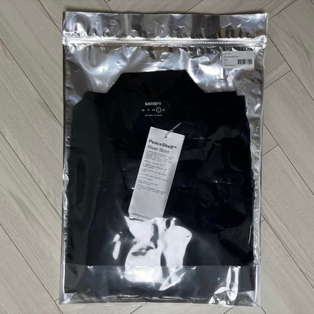 Satisfy river shirt L
