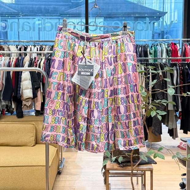 모스키노 부티크 핑크 로고 패턴 실크 핀턱 스커트