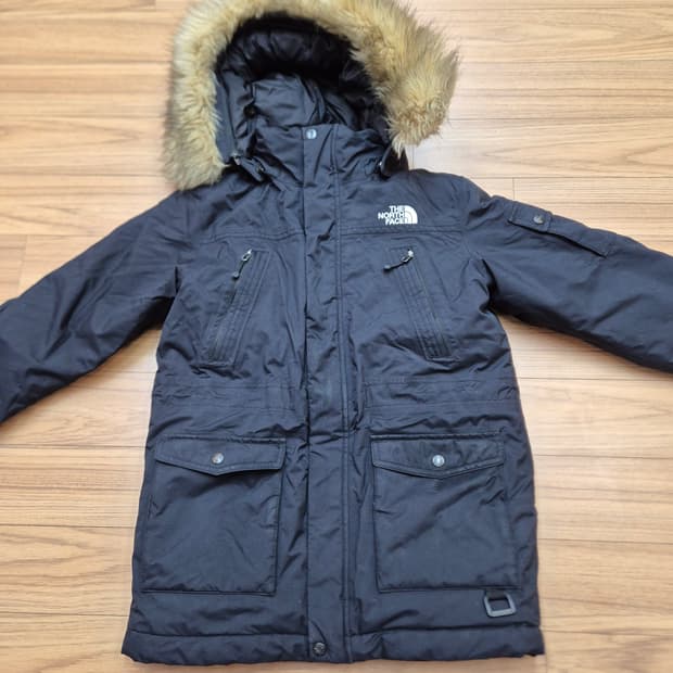 노스페이스 키즈 오리털 패딩 130사이즈 블랙 색상입니다. 가슴둘레는 상