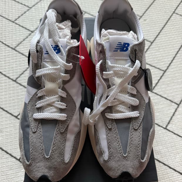 뉴발란스 327 그레이 265 새제품 좌우 대칭 잘 맞아요.