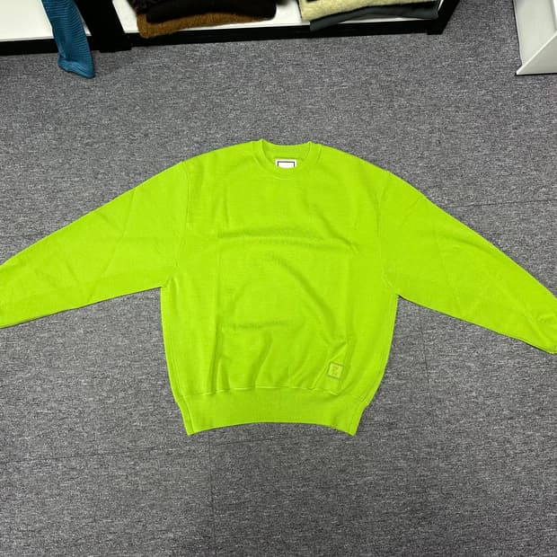 우영미 형광 그린 니트