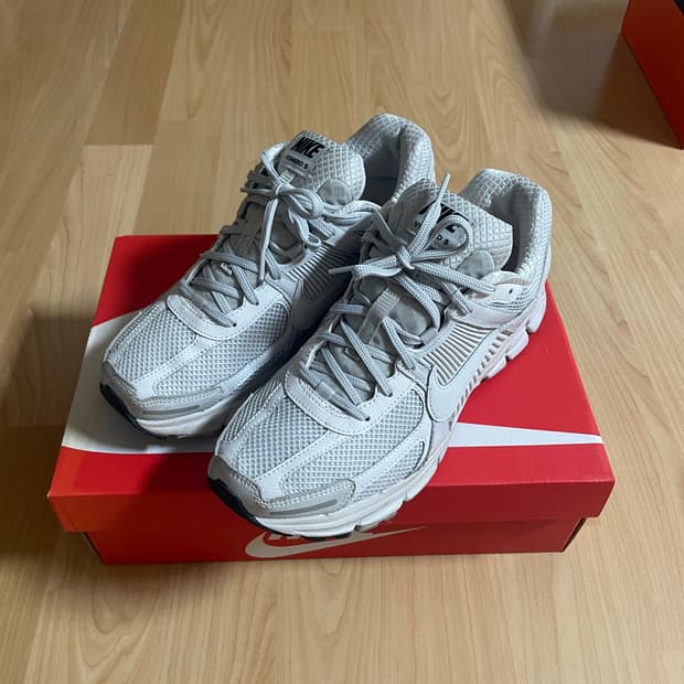 [급매] 나이키 줌 보메로 5 바스트그레이 (270)