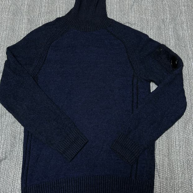 cp company 50(100-105) 니트 팝니다.