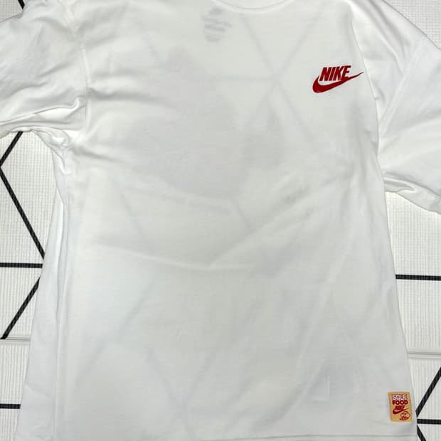 [M] 나이키 NSW  SOLE FOOD 티셔츠 화이트 레드