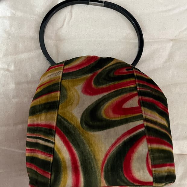 1999년 톰 포드가 디자인한 구찌(Gucci)의 사이 키델릭 소