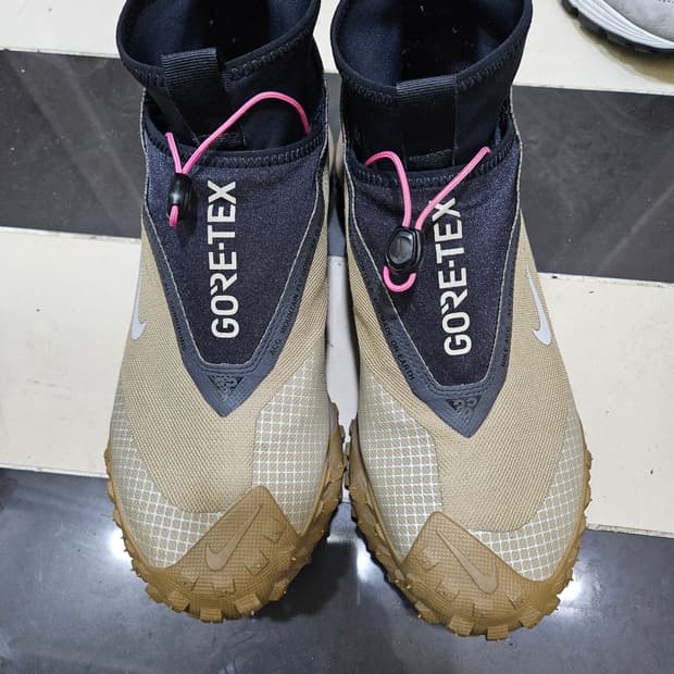 나이키 ACG 마운틴 플라이 고어텍스 270사이즈