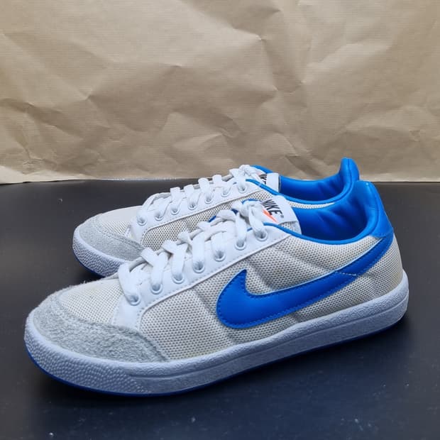 나이키 메도 스니커즈 245