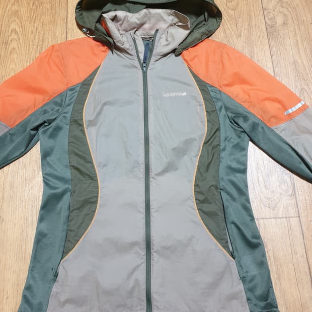 1136 라푸마 아웃도어 바람막이 85~90 사이즈입니다