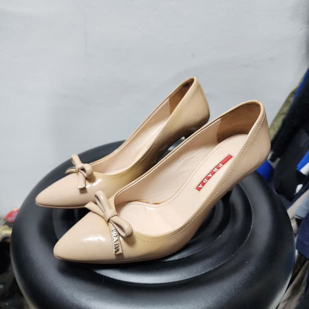 프라다 리본 페이던트 미들힐 구두