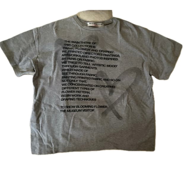 더뮤지엄비지터 하트스프레이 반팔 티셔츠