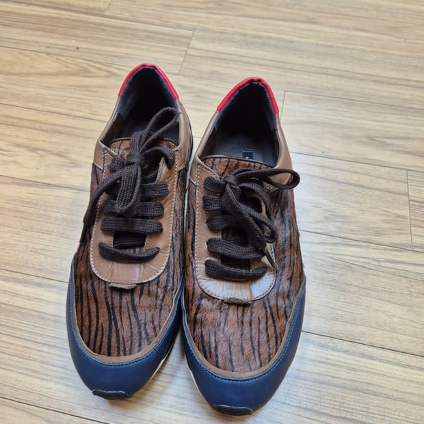 신발 상세 사진 꼭 확인해주세요. 미샤 여성 운동화 240사이즈입니다. 