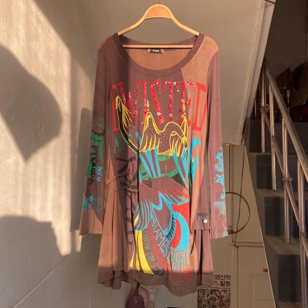 빈티지 디테일 가득 언발 티셔츠