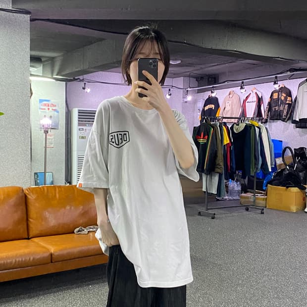 데우스 엑스 마키나 빅로고 비비큐 레터링 반팔티 B4593 